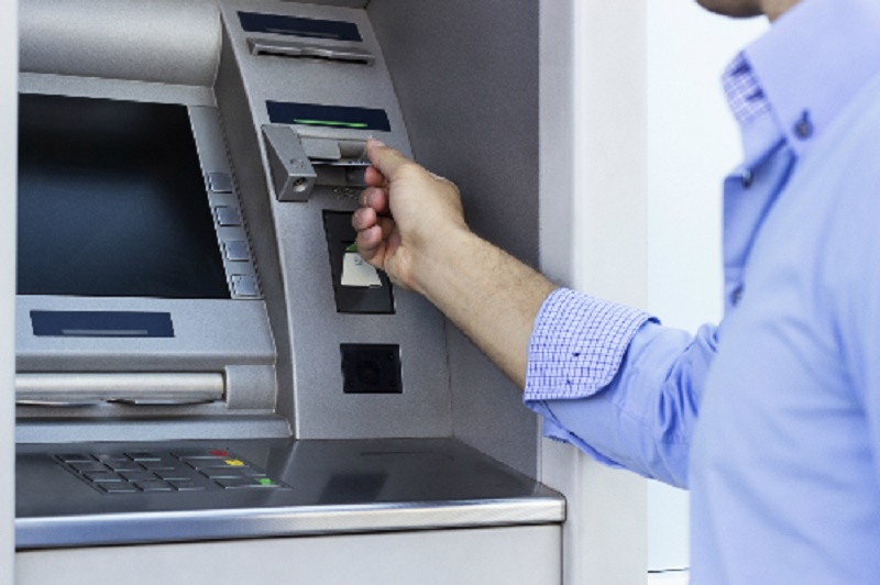 Thí điểm rút tiền tại máy ATM bằng thẻ căn cước công dân gắn chip Thí điểm rút tiền tại máy ATM bằng thẻ căn cước công dân gắn chip