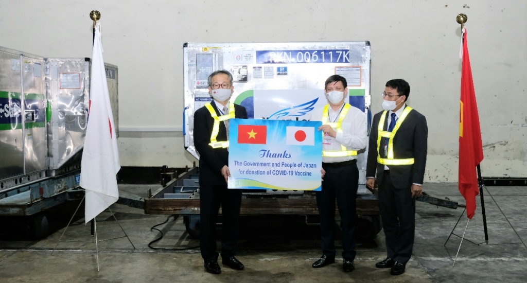 Gần 1 triệu liều vắc xin Covid-19 của Nhật Bản đã về đến Việt Nam Gần 1 triệu liều vắc xin Covid-19 của Nhật Bản đã về đến Việt Nam