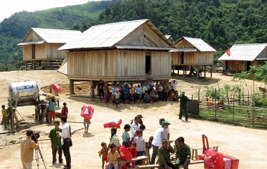 Hỗ trợ nhà ở, đất sản xuất, chuyển đổi nghề cho hộ nghèo dân tộc thiểu số