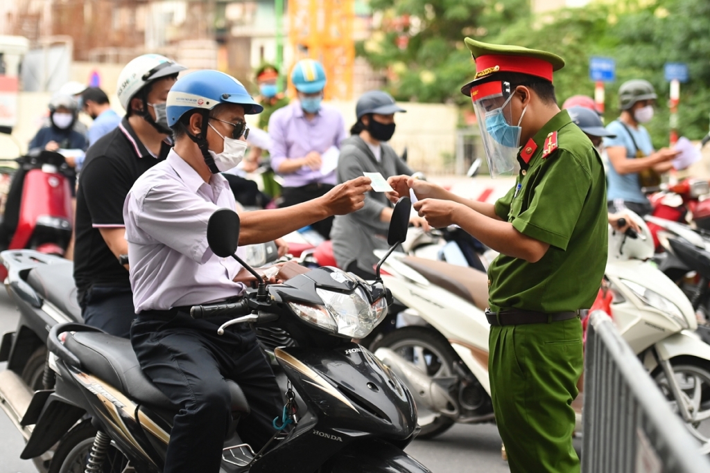 Hà Nội siết chặt việc đi lại, yêu cầu người đi đường xuất trình thêm lịch trực, lịch làm việc
