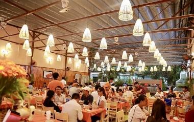 Hà Nội yêu cầu đóng cửa dịch vụ ăn uống trước 21h, lễ cưới không quá 30 người