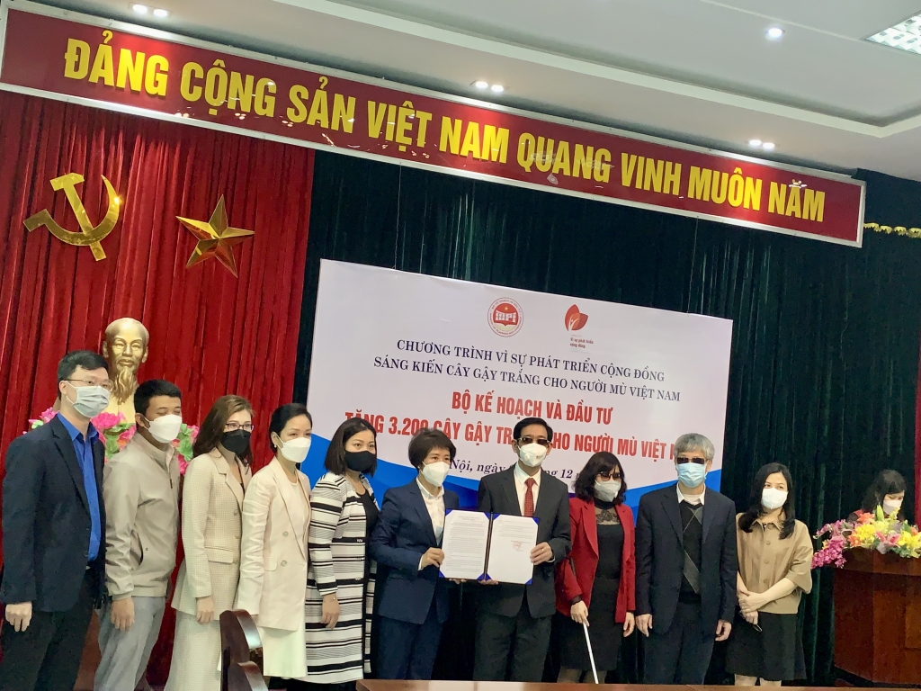 Cây gậy trắng khơi dậy sự chia sẻ của toàn xã hội đối với cộng đồng người khiếm thị Cây gậy trắng khơi dậy sự chia sẻ của toàn xã hội đối với cộng đồng người khiếm thị