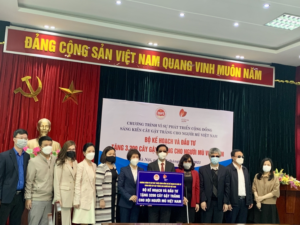 Cây gậy trắng khơi dậy sự chia sẻ của toàn xã hội đối với cộng đồng người khiếm thị Cây gậy trắng khơi dậy sự chia sẻ của toàn xã hội đối với cộng đồng người khiếm thị