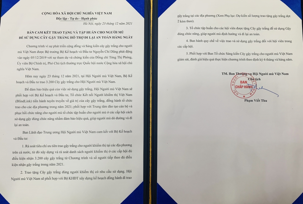 Cây gậy trắng khơi dậy sự chia sẻ của toàn xã hội đối với cộng đồng người khiếm thị Cây gậy trắng khơi dậy sự chia sẻ của toàn xã hội đối với cộng đồng người khiếm thị