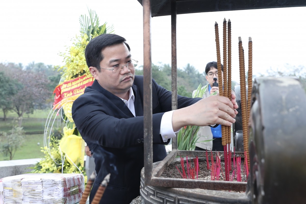 Nhân dịp Tết Nguyên đán Ất Tỵ 2025, Đoàn công tác Bộ Kế hoạch và Đầu tư tri ân tại Quảng Trị