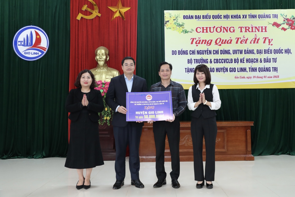 Nhân dịp Tết Nguyên đán Ất Tỵ 2025, Đoàn công tác Bộ Kế hoạch và Đầu tư tri ân tại Quảng Trị
