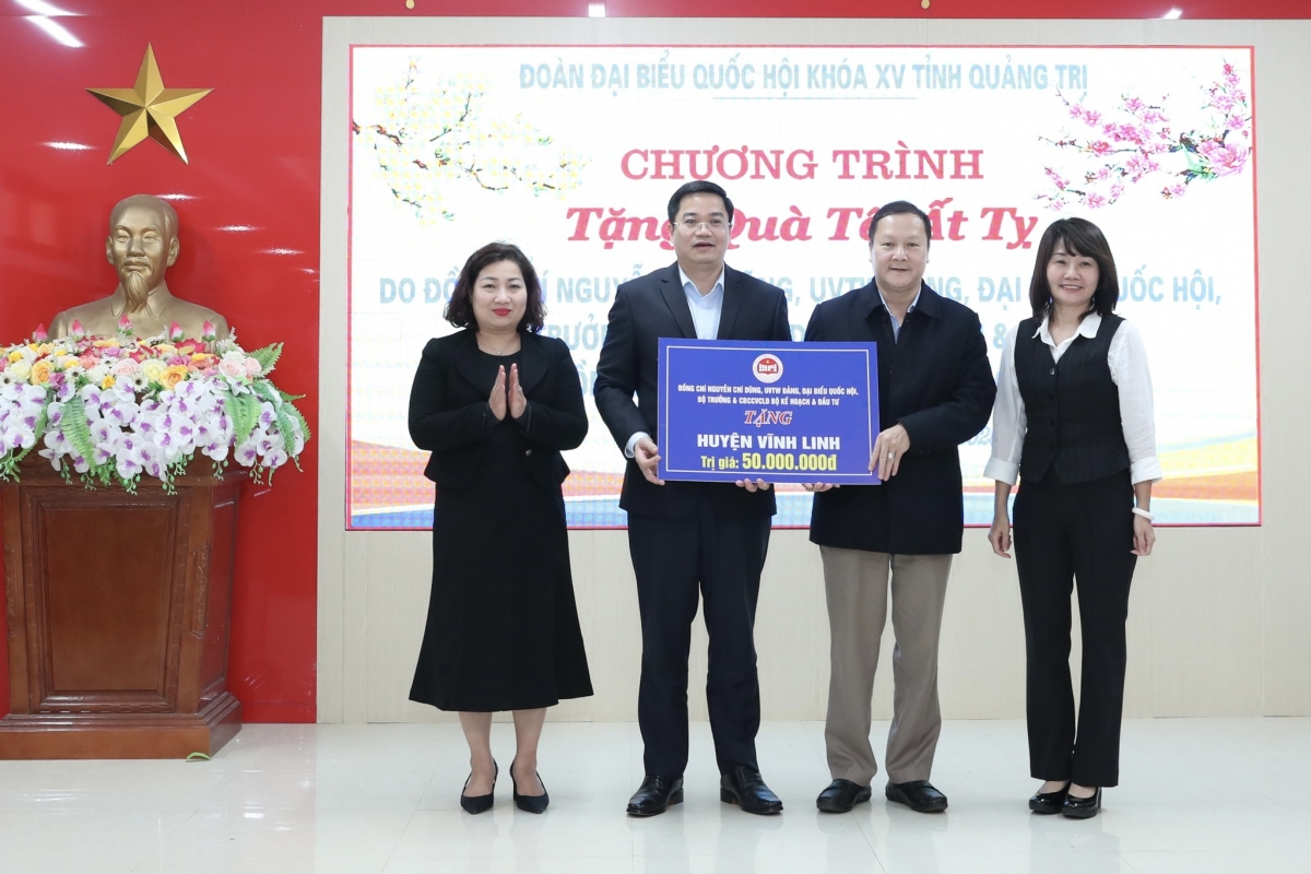 Nhân dịp Tết Nguyên đán Ất Tỵ 2025, Đoàn công tác Bộ Kế hoạch và Đầu tư tri ân tại Quảng Trị