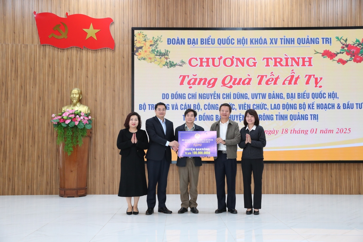 Nhân dịp Tết Nguyên đán Ất Tỵ 2025, Đoàn công tác Bộ Kế hoạch và Đầu tư tri ân tại Quảng Trị