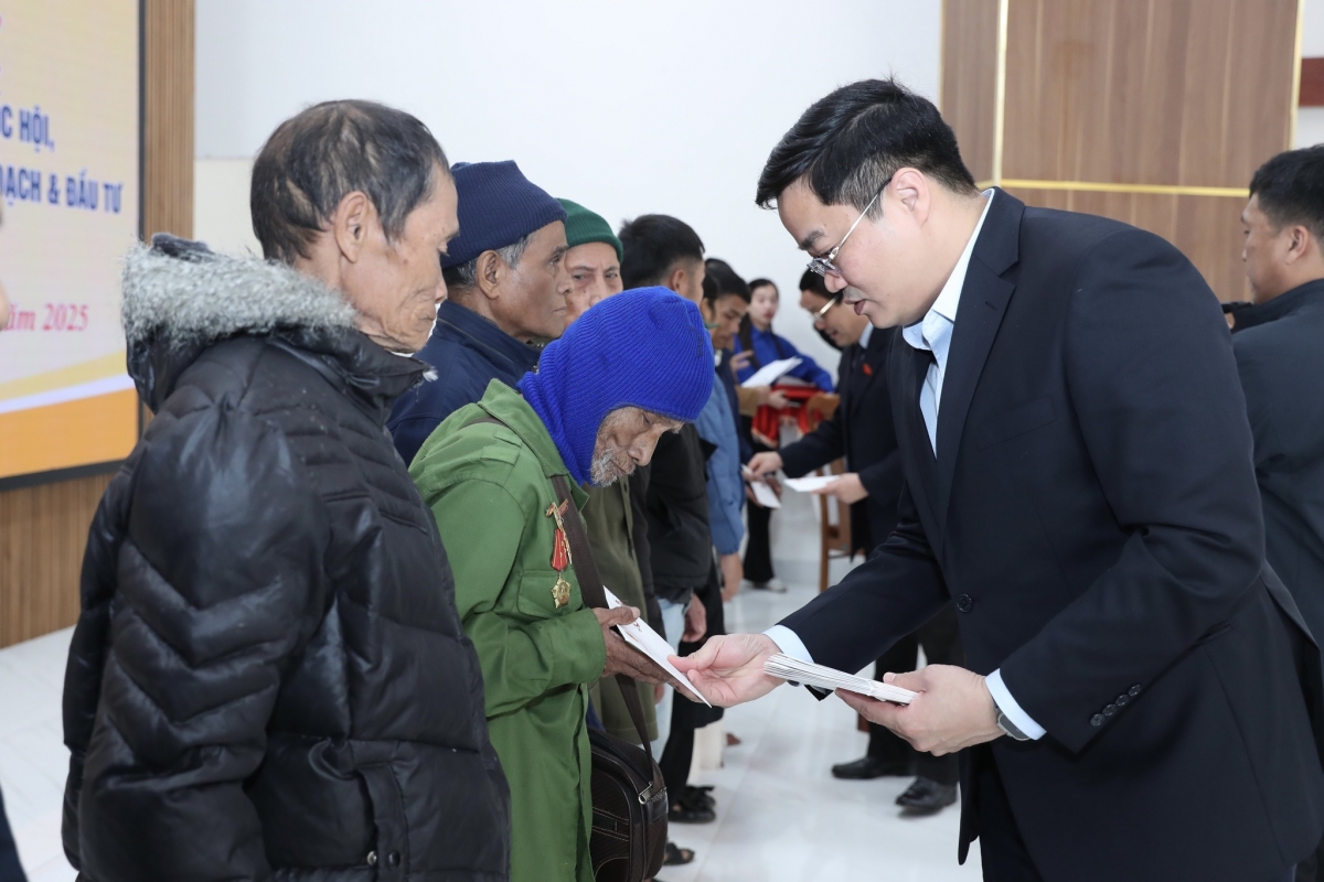 Nhân dịp Tết Nguyên đán Ất Tỵ 2025, Đoàn công tác Bộ Kế hoạch và Đầu tư tri ân tại Quảng Trị