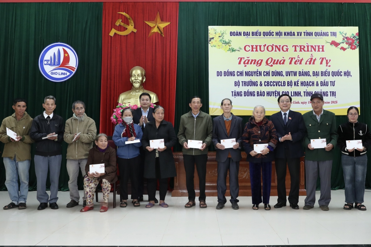 Nhân dịp Tết Nguyên đán Ất Tỵ 2025, Đoàn công tác Bộ Kế hoạch và Đầu tư tri ân tại Quảng Trị