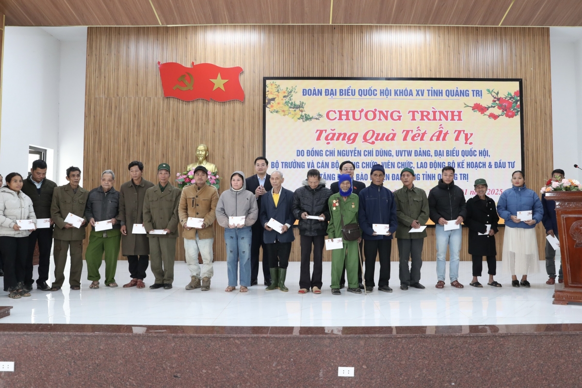 Nhân dịp Tết Nguyên đán Ất Tỵ 2025, Đoàn công tác Bộ Kế hoạch và Đầu tư tri ân tại Quảng Trị