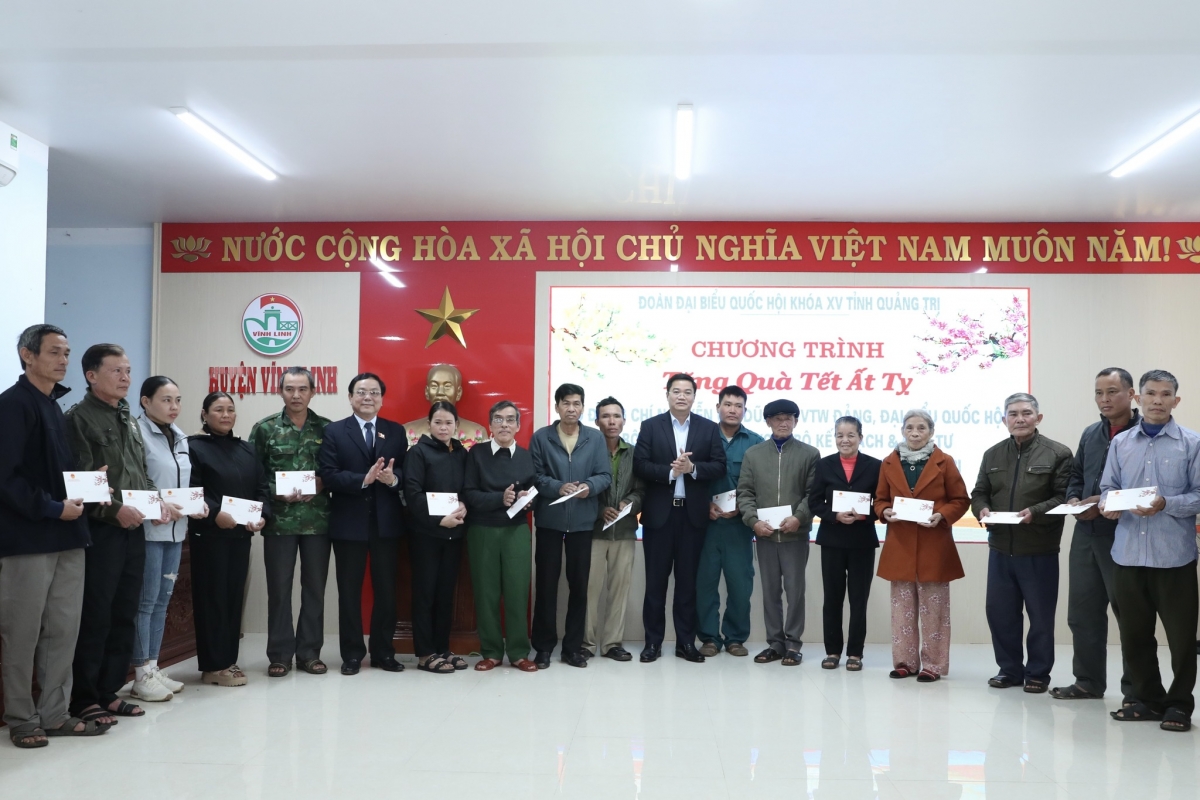Nhân dịp Tết Nguyên đán Ất Tỵ 2025, Đoàn công tác Bộ Kế hoạch và Đầu tư tri ân tại Quảng Trị
