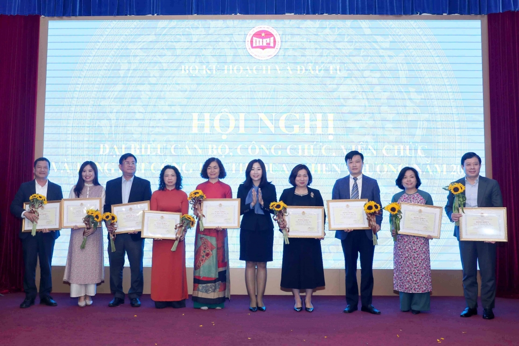 Bộ Kế hoạch và Đầu tư phát động phong trào thi đua năm 2023 với 5 nội dung chính Bộ Kế hoạch và Đầu tư phát động phong trào thi đua năm 2023 với 5 nội dung chính