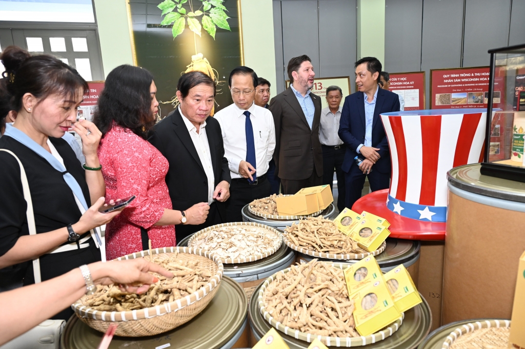 Khai trương Trung tâm Nhân sâm Wisconsin Hoa Kỳ đầu tiên tại Việt Nam Khai trương Trung tâm Nhân sâm Wisconsin Hoa Kỳ đầu tiên tại Việt Nam