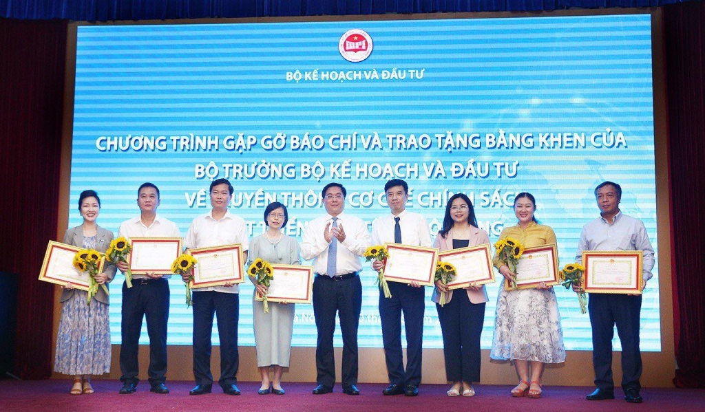 Bộ Kế hoạch và Đầu tư trao Bằng khen Truyền thông phát triển kinh tế - xã hội vùng cho 8 tập thể và 42 cá nhân Bộ Kế hoạch và Đầu tư trao Bằng khen Truyền thông phát triển kinh tế - xã hội vùng cho 8 tập thể và 42 cá nhân