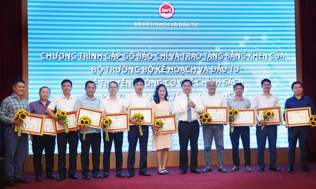 Bộ Kế hoạch và Đầu tư trao Bằng khen Truyền thông phát triển kinh tế - xã hội vùng cho 8 tập thể và 42 cá nhân Bộ Kế hoạch và Đầu tư trao Bằng khen Truyền thông phát triển kinh tế - xã hội vùng cho 8 tập thể và 42 cá nhân