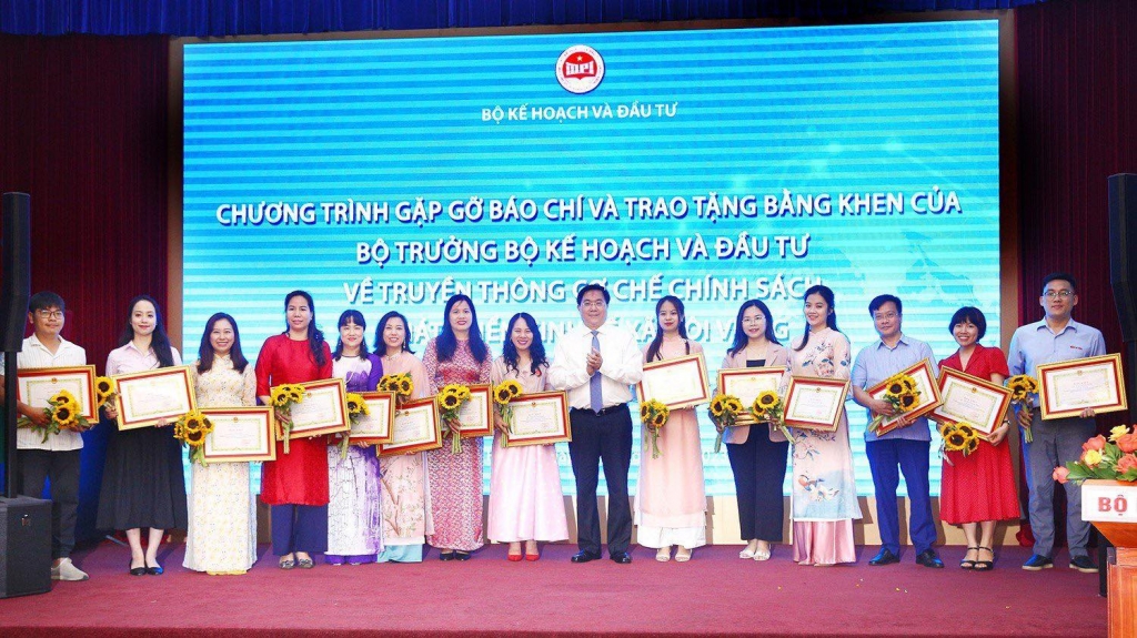 Bộ Kế hoạch và Đầu tư trao Bằng khen Truyền thông phát triển kinh tế - xã hội vùng cho 8 tập thể và 42 cá nhân Bộ Kế hoạch và Đầu tư trao Bằng khen Truyền thông phát triển kinh tế - xã hội vùng cho 8 tập thể và 42 cá nhân