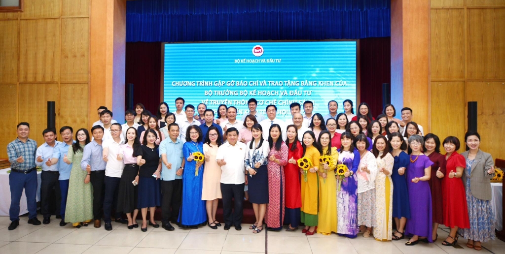 Bộ Kế hoạch và Đầu tư trao Bằng khen Truyền thông phát triển kinh tế - xã hội vùng cho 8 tập thể và 42 cá nhân Bộ Kế hoạch và Đầu tư trao Bằng khen Truyền thông phát triển kinh tế - xã hội vùng cho 8 tập thể và 42 cá nhân
