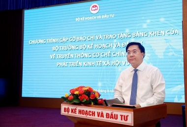 Bộ Kế hoạch và Đầu tư trao Bằng khen Truyền thông phát triển kinh tế - xã hội vùng cho 8 tập thể và 42 cá nhân