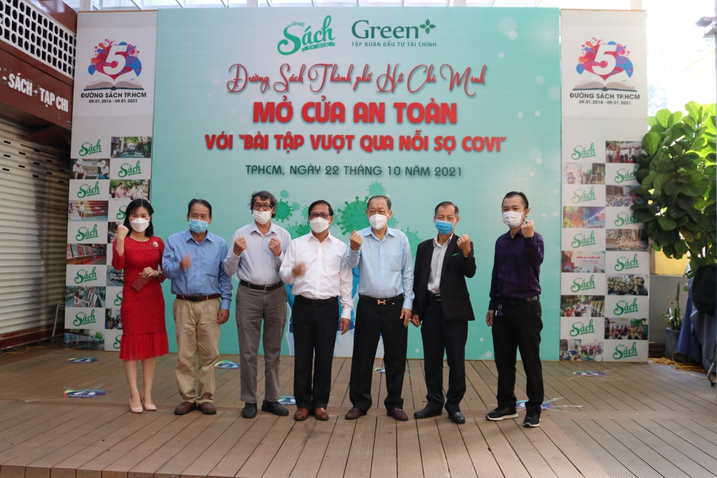 Đường Sách TP. Hồ Chí Minh mở cửa an toàn với bài tập  Đường Sách TP. Hồ Chí Minh mở cửa an toàn với bài tập