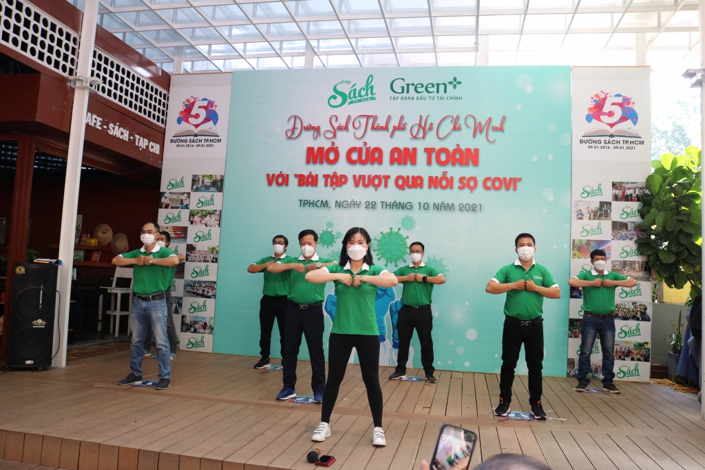 Đường Sách TP. Hồ Chí Minh mở cửa an toàn với bài tập  Đường Sách TP. Hồ Chí Minh mở cửa an toàn với bài tập