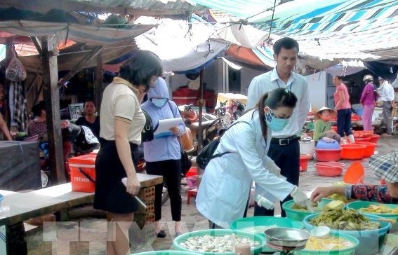 Hoàn thiện pháp luật về an toàn thực phẩm tại Việt Nam: Từ góc độ bảo vệ người tiêu dùng