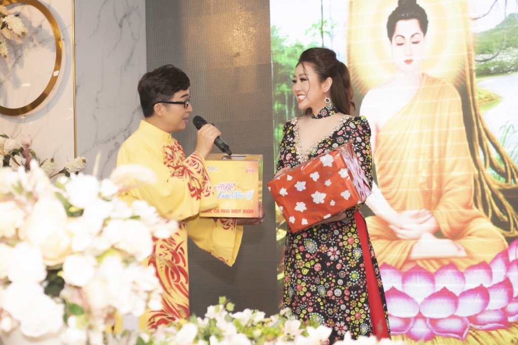 Kim Trang hạnh phúc khi được góp sức cho buổi lễ Kim Trang hạnh phúc khi được góp sức cho buổi lễ