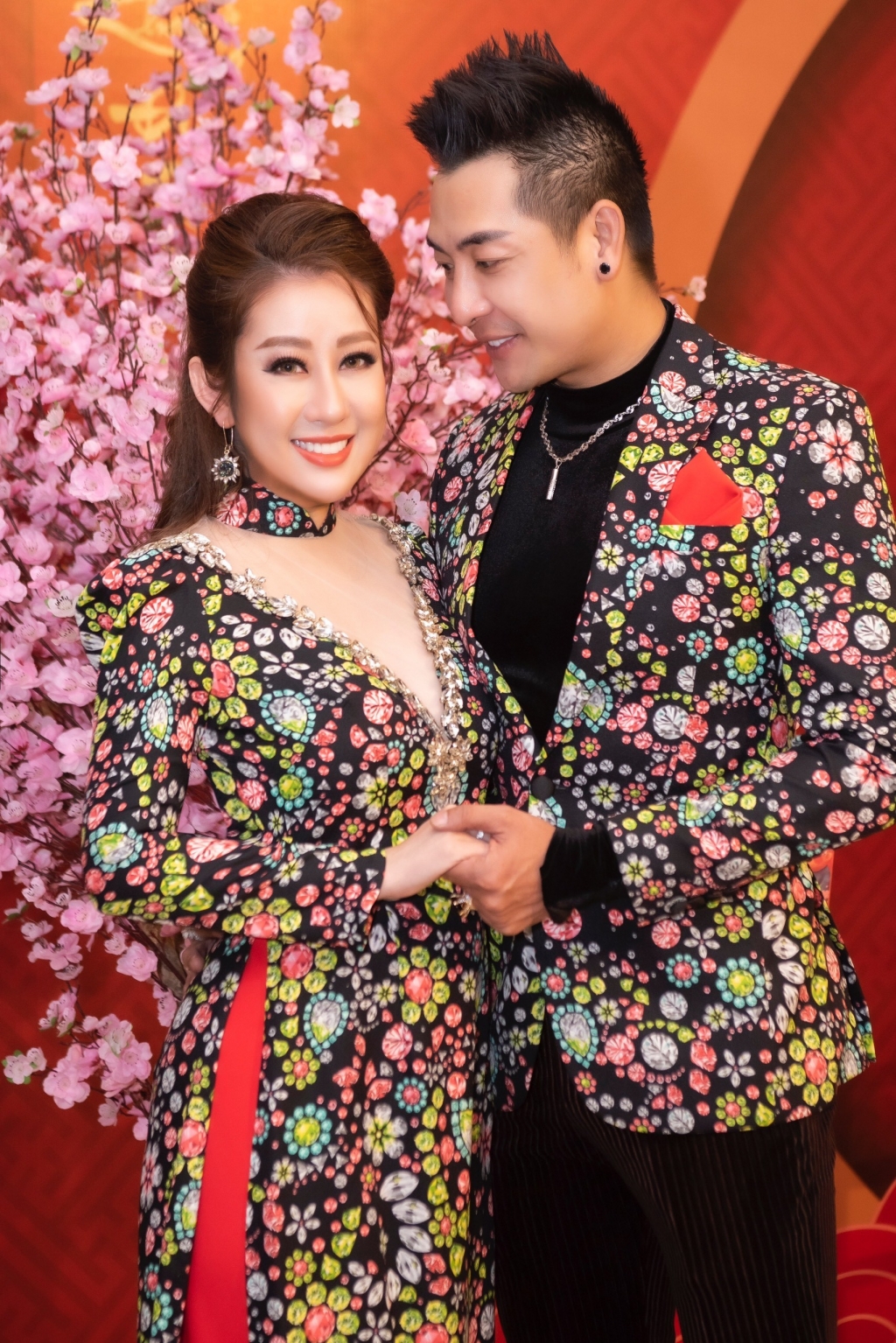 Kim Trang và Phạm Thành vô cùng lộng lẫy trong bộ vest và áo dài do nhà thiết kế Minh Hùng thực hiện Kim Trang và Phạm Thành vô cùng lộng lẫy trong bộ vest và áo dài do nhà thiết kế Minh Hùng thực hiện
