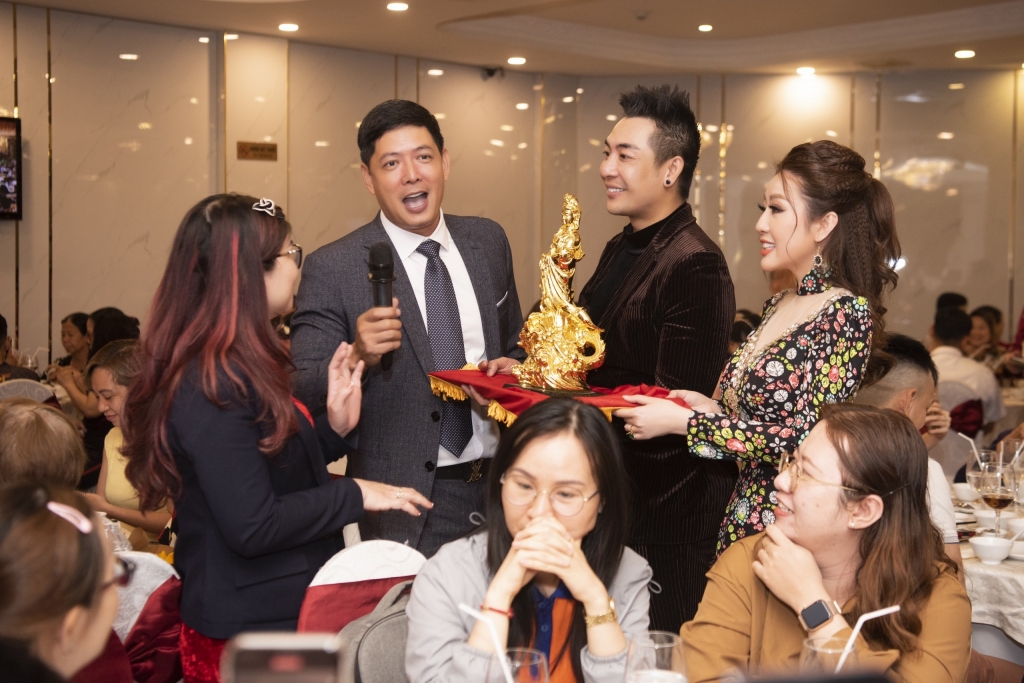Kim Trang và Phạm Thành đã hết mình xuống gần với khán giả làm cho phần đấu giá thêm hào hứng và sôi động Kim Trang và Phạm Thành đã hết mình xuống gần với khán giả làm cho phần đấu giá thêm hào hứng và sôi động