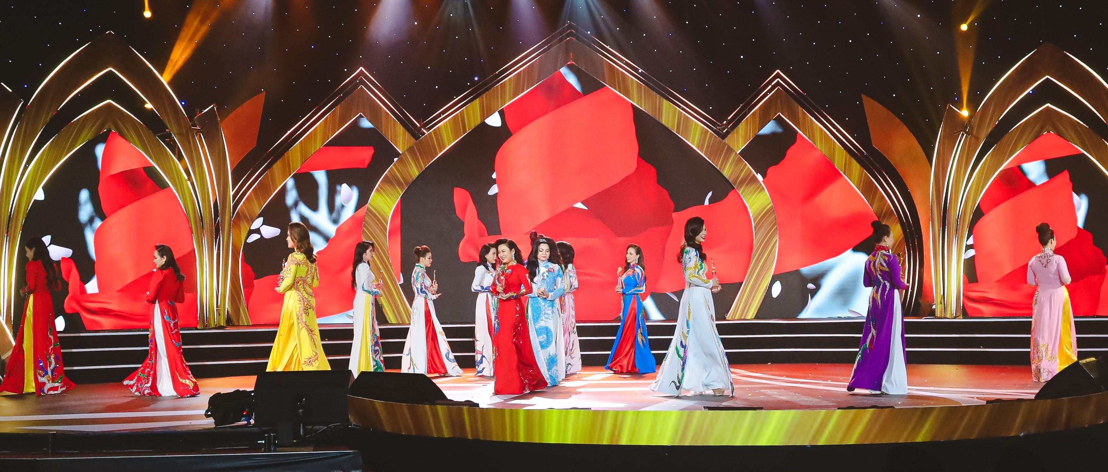 phan-thi-ao-dai-1648669011.jpg