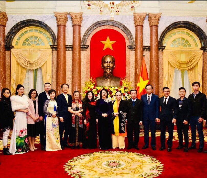 Ông Đinh Trọng Vỹ CTHDQT CTY CP Đầu Tư Hành Trình Kết Nối Yêu Thương Việt Nam . Chụp hình lưu niệm cùng PCT Nước Bà Đặng Thị Ngọc Thịnh , Bộ Trưởng Bộ Lao Động Ông Đào Ngọc Dung , Thứ Trưởng BLD Bà Nguyễn Thị Hà , Doanh nhân Lê Văn Kiểm, ông chủ của Golf Long Thành cùng các doanh nhân tại Phủ Hồ Chủ Tịch Ông Đinh Trọng Vỹ CTHDQT CTY CP Đầu Tư Hành Trình Kết Nối Yêu Thương Việt Nam . Chụp hình lưu niệm cùng PCT Nước Bà Đặng Thị Ngọc Thịnh , Bộ Trưởng Bộ Lao Động Ông Đào Ngọc Dung , Thứ Trưởng BLD Bà Nguyễn Thị Hà , Doanh nhân Lê Văn Kiểm, ông chủ của Golf Long Thành cùng các doanh nhân tại Phủ Hồ Chủ Tịch