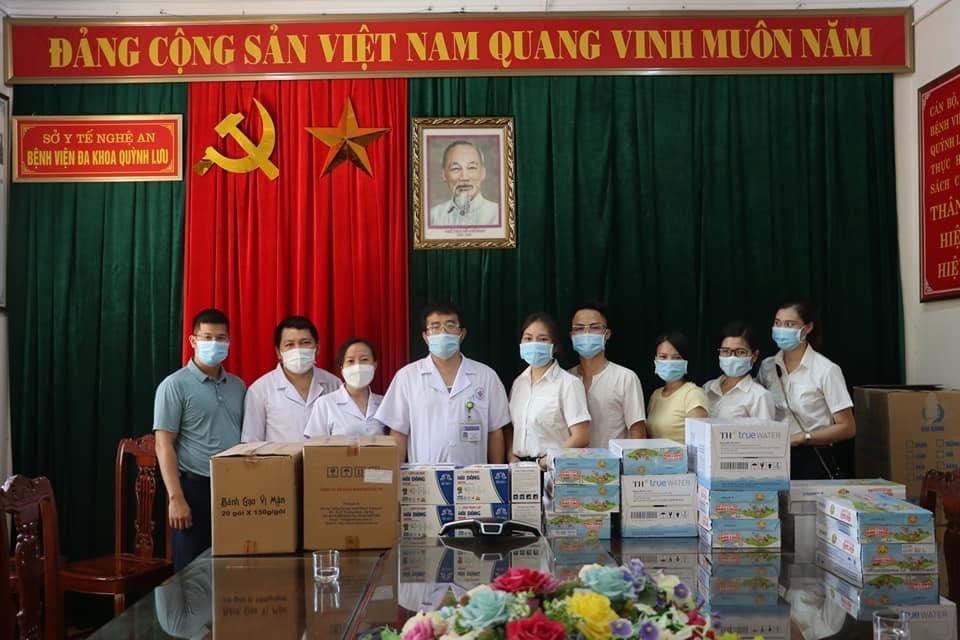 Vợ chồng anh chị Hà Hoa đã cùng nhau làm từ thiện, đóng góp nhiều đợt nhu yếu phẩm trong các đợt covid bùng phát Vợ chồng anh chị Hà Hoa đã cùng nhau làm từ thiện, đóng góp nhiều đợt nhu yếu phẩm trong các đợt covid bùng phát