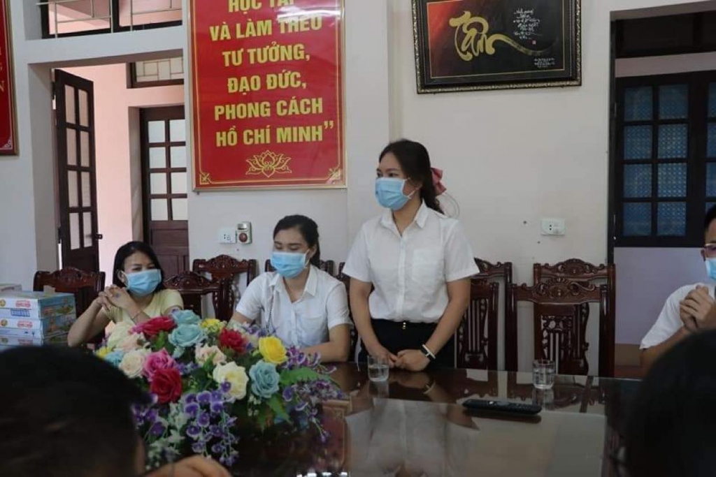 Chị Hồ Thị Hoa phát biểu tại một chương trình từ thiện Chị Hồ Thị Hoa phát biểu tại một chương trình từ thiện