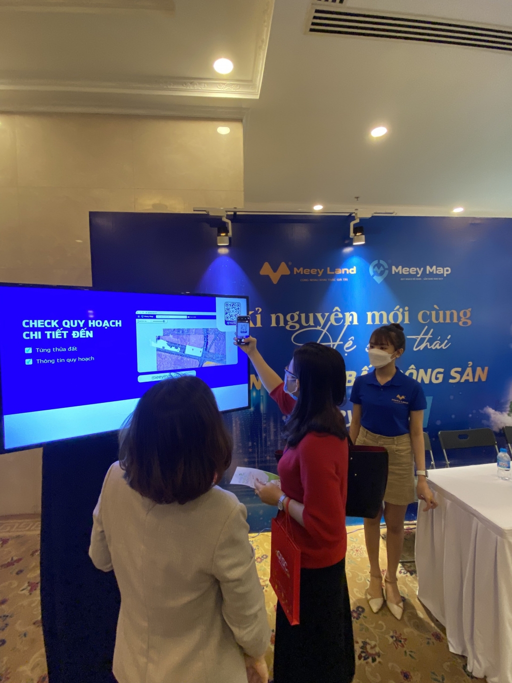 Người dùng thích thú trải nghiệm sản phẩm Meey Map tại VNITO 2021 Người dùng thích thú trải nghiệm sản phẩm Meey Map tại VNITO 2021