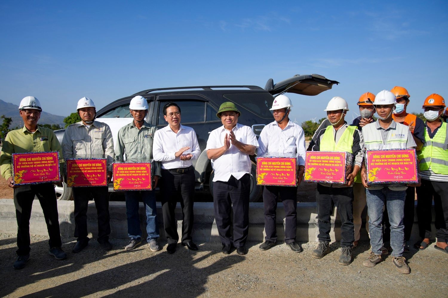 Bộ trưởng Nguyễn Chí Dũng tặng quà Tết cho người nghèo, công nhân ở quê hương thứ hai