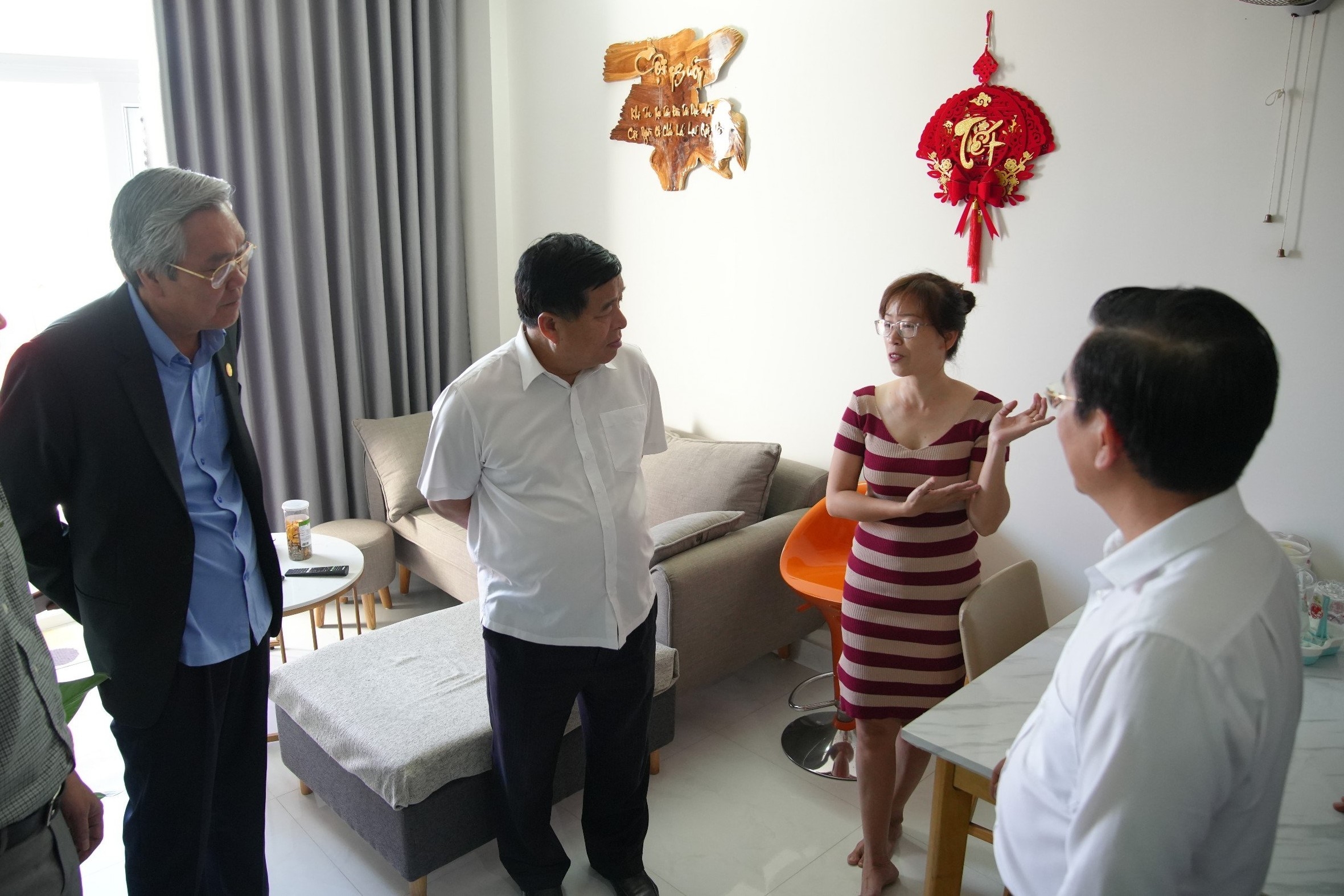 Bộ trưởng Nguyễn Chí Dũng tặng quà Tết cho người nghèo, công nhân ở quê hương thứ hai