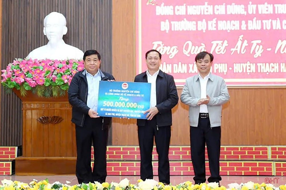 Bộ trưởng Nguyễn Chí Dũng trao tặng quà Tết nhiều ở Hà Tĩnh Bộ trưởng Nguyễn Chí Dũng trao tặng nhiều suất quà Tết ở Hà Tĩnh với tổng giá trị 1,5 tỷ đồng