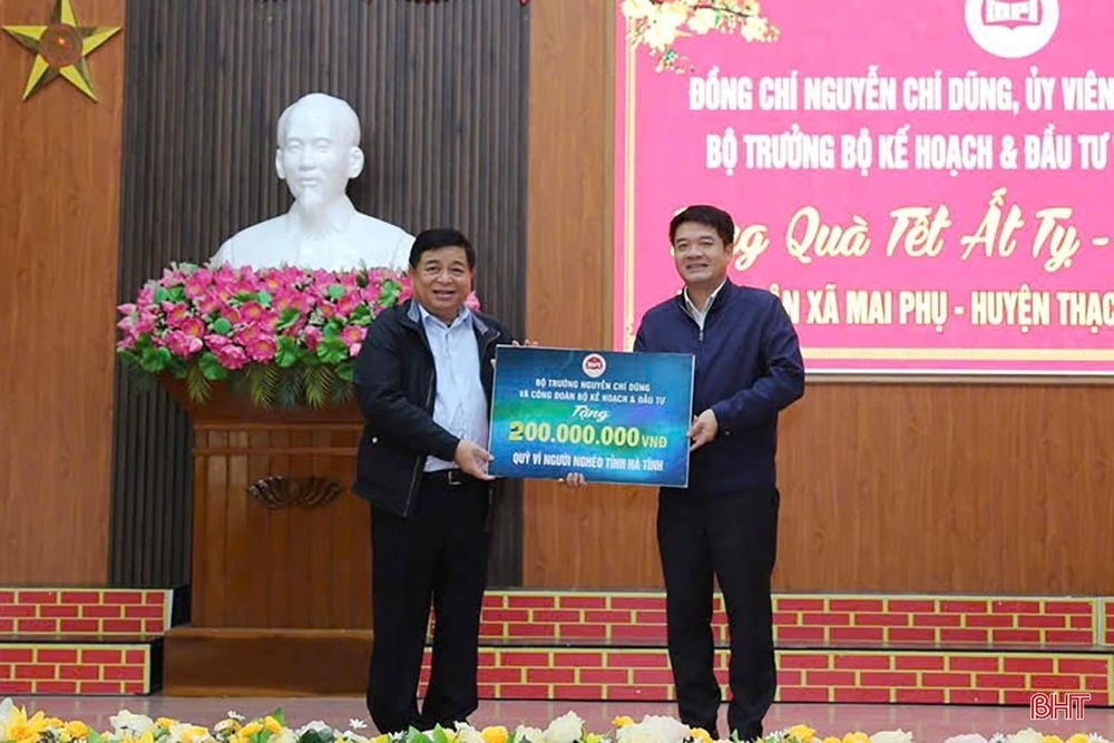 Bộ trưởng Nguyễn Chí Dũng trao tặng quà Tết nhiều ở Hà Tĩnh Bộ trưởng Nguyễn Chí Dũng trao tặng nhiều suất quà Tết ở Hà Tĩnh với tổng giá trị 1,5 tỷ đồng