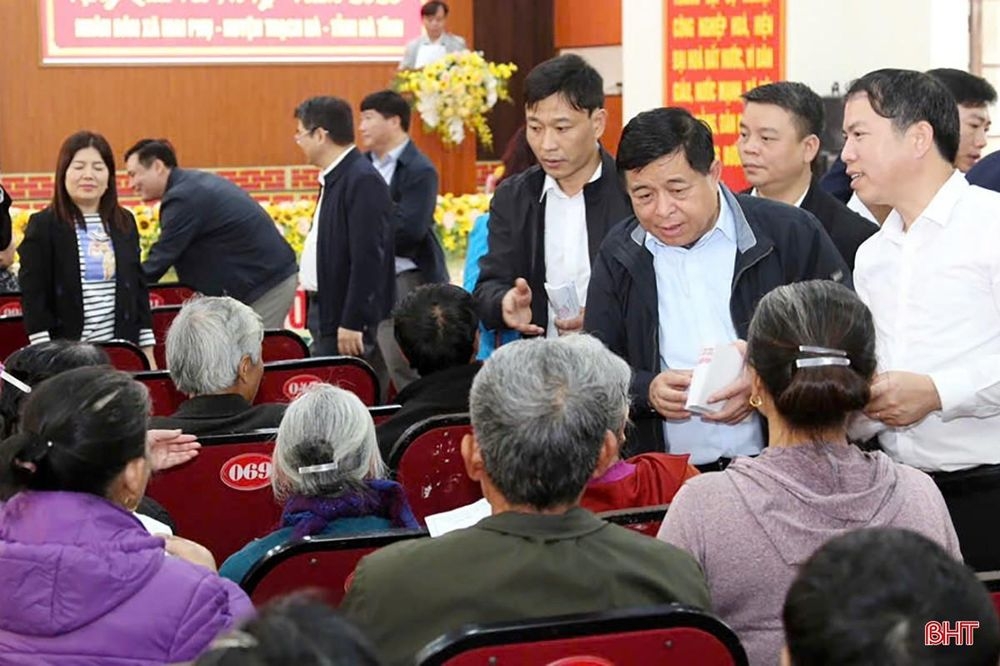 Bộ trưởng Nguyễn Chí Dũng trao tặng quà Tết nhiều ở Hà Tĩnh Bộ trưởng Nguyễn Chí Dũng trao tặng nhiều suất quà Tết ở Hà Tĩnh với tổng giá trị 1,5 tỷ đồng