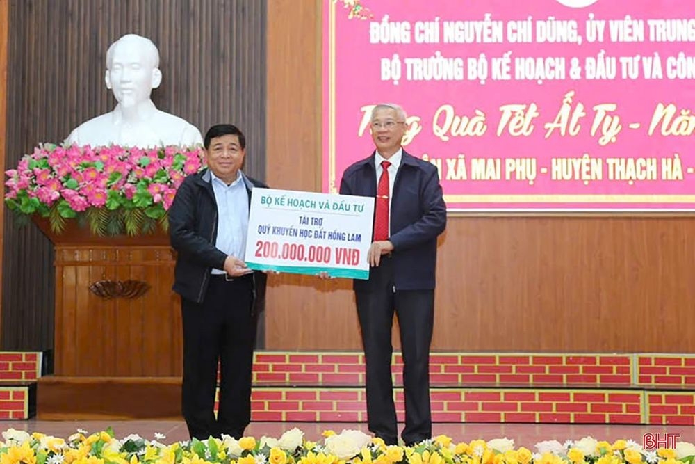 Bộ trưởng Nguyễn Chí Dũng trao tặng quà Tết nhiều ở Hà Tĩnh Bộ trưởng Nguyễn Chí Dũng trao tặng nhiều suất quà Tết ở Hà Tĩnh với tổng giá trị 1,5 tỷ đồng