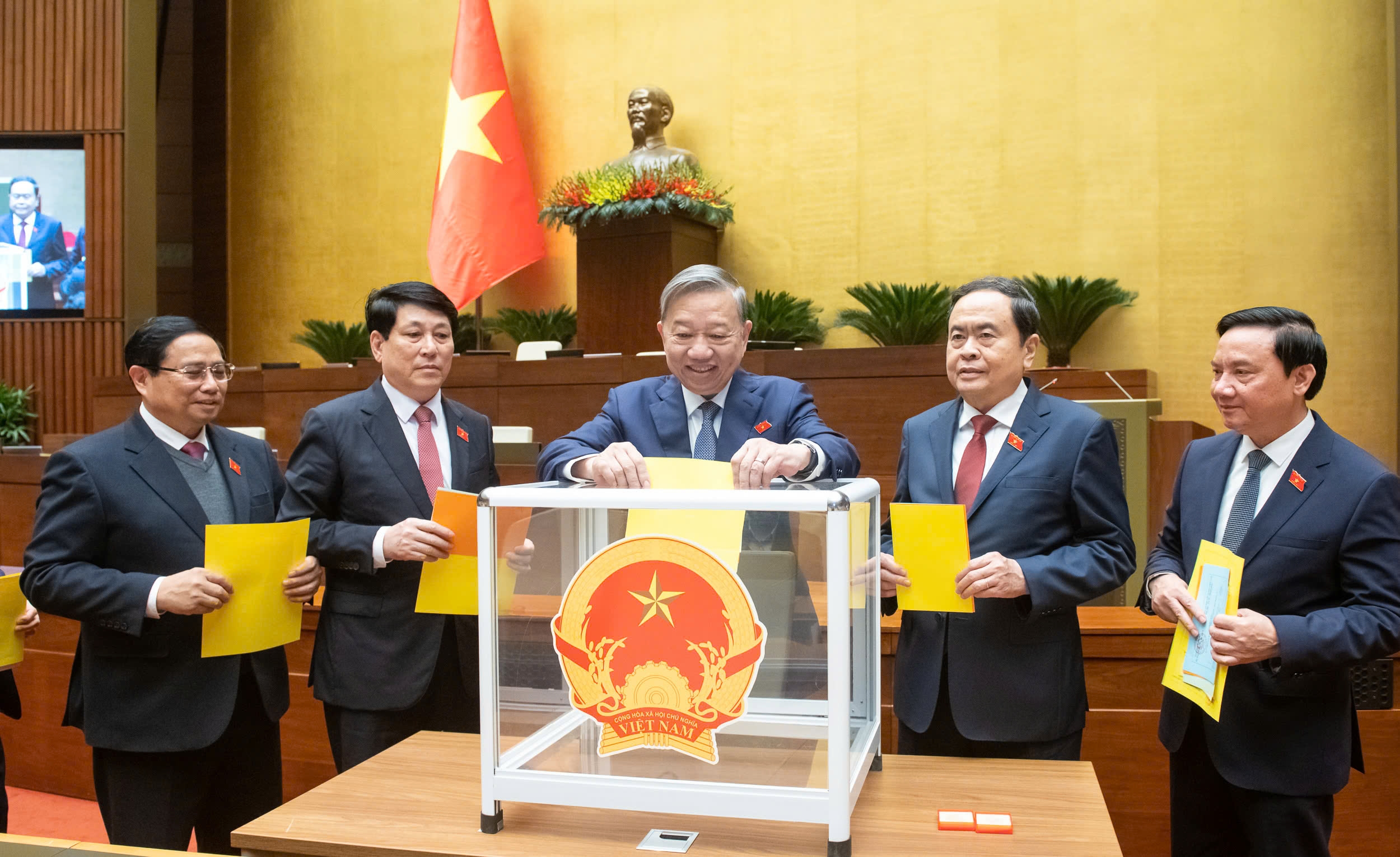 Ông Lê Minh Hoan và ông Vũ Hồng Thanh được bầu giữ chức Phó Chủ tịch Quốc hội