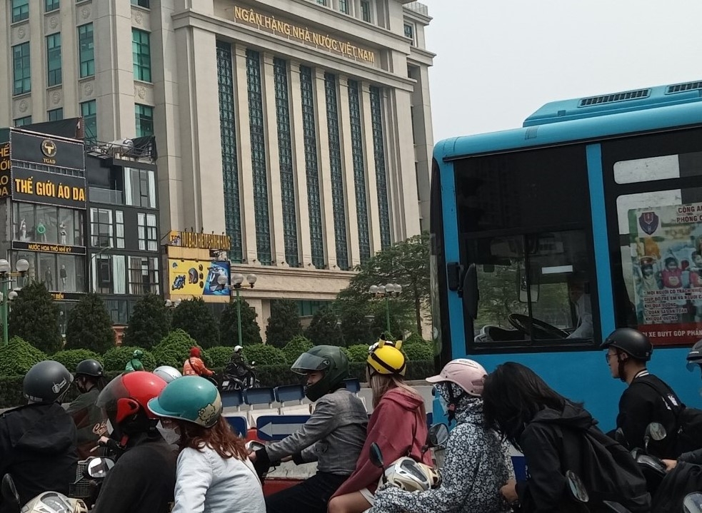 Ngân hàng thương mại bắt đầu giảm lãi suất huy động Ngân hàng thương mại bắt đầu giảm lãi suất huy động
