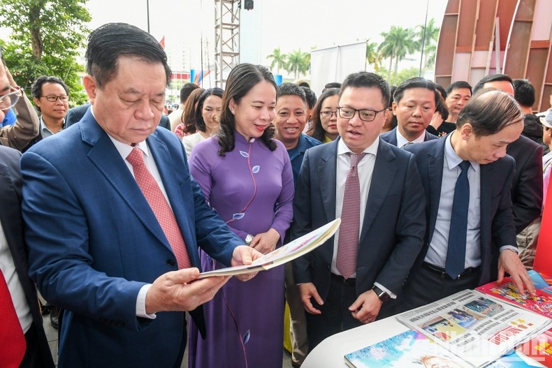 Xây dựng nền báo chí cách mạng chuyên nghiệp, văn hoá và hiện đại Xây dựng nền báo chí cách mạng chuyên nghiệp, văn hoá và hiện đại