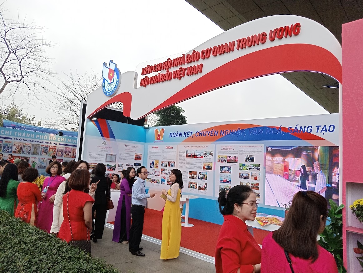 Xây dựng nền báo chí cách mạng chuyên nghiệp, văn hoá và hiện đại Xây dựng nền báo chí cách mạng chuyên nghiệp, văn hoá và hiện đại
