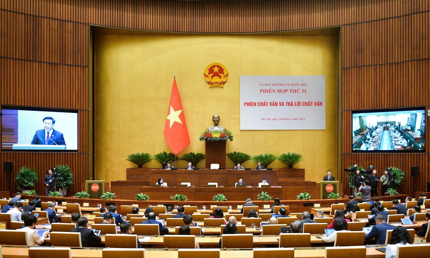 Đề nghị các Bộ trưởng trả lời chất vấn ngắn gọn, đúng trọng tâm