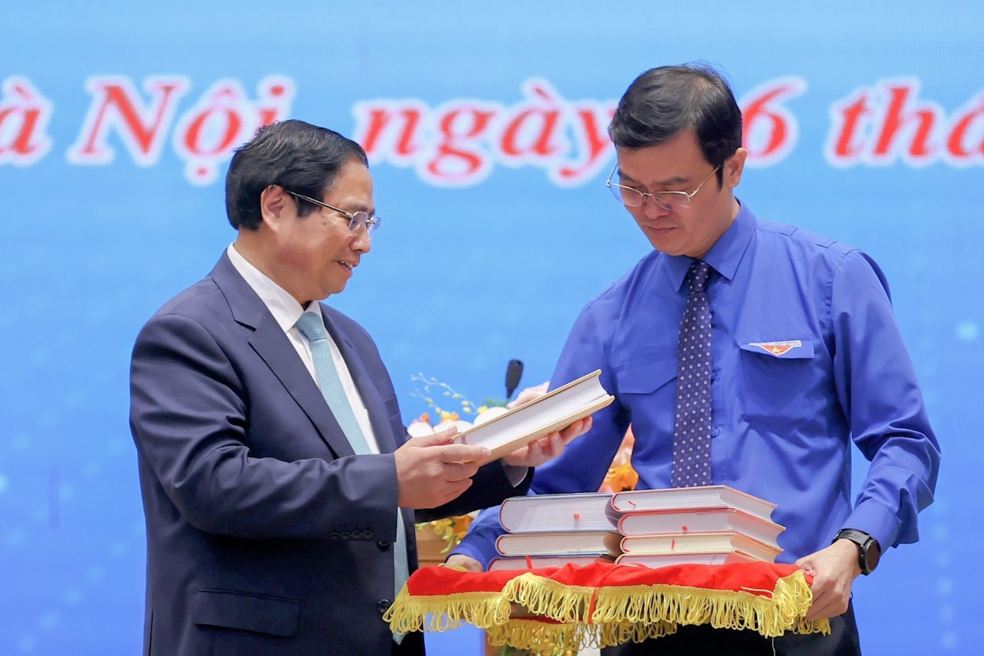 Toàn thể thanh niên Việt Nam phát huy tinh thần  Toàn thể thanh niên Việt Nam phát huy tinh thần
