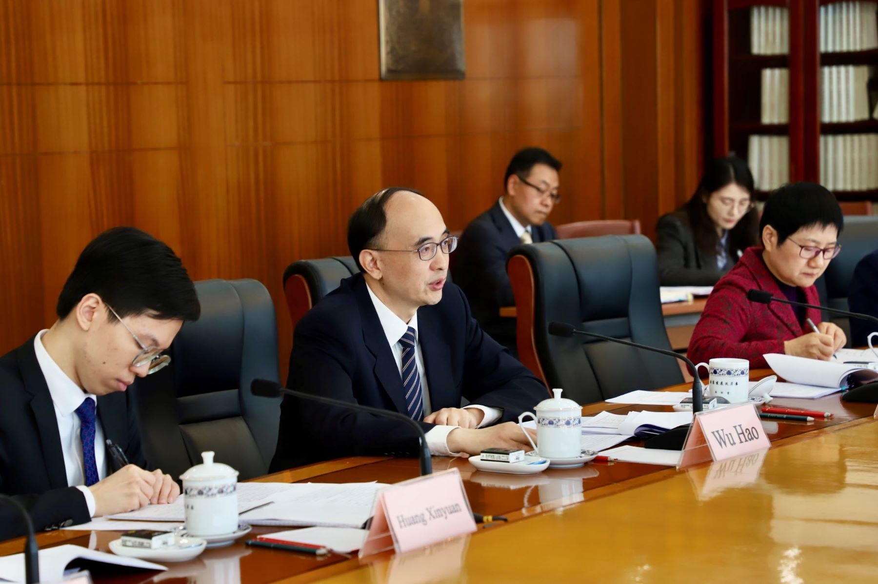 Nghiên cứu bài học của Trung Quốc về xây dựng hệ thống đường sắt tốc độ cao; phát triển mô hình khu thương mại tự do, trung tâm tài chính Nghiên cứu bài học của Trung Quốc về xây dựng hệ thống đường sắt tốc độ cao; phát triển mô hình khu thương mại tự do, trung tâm tài chính