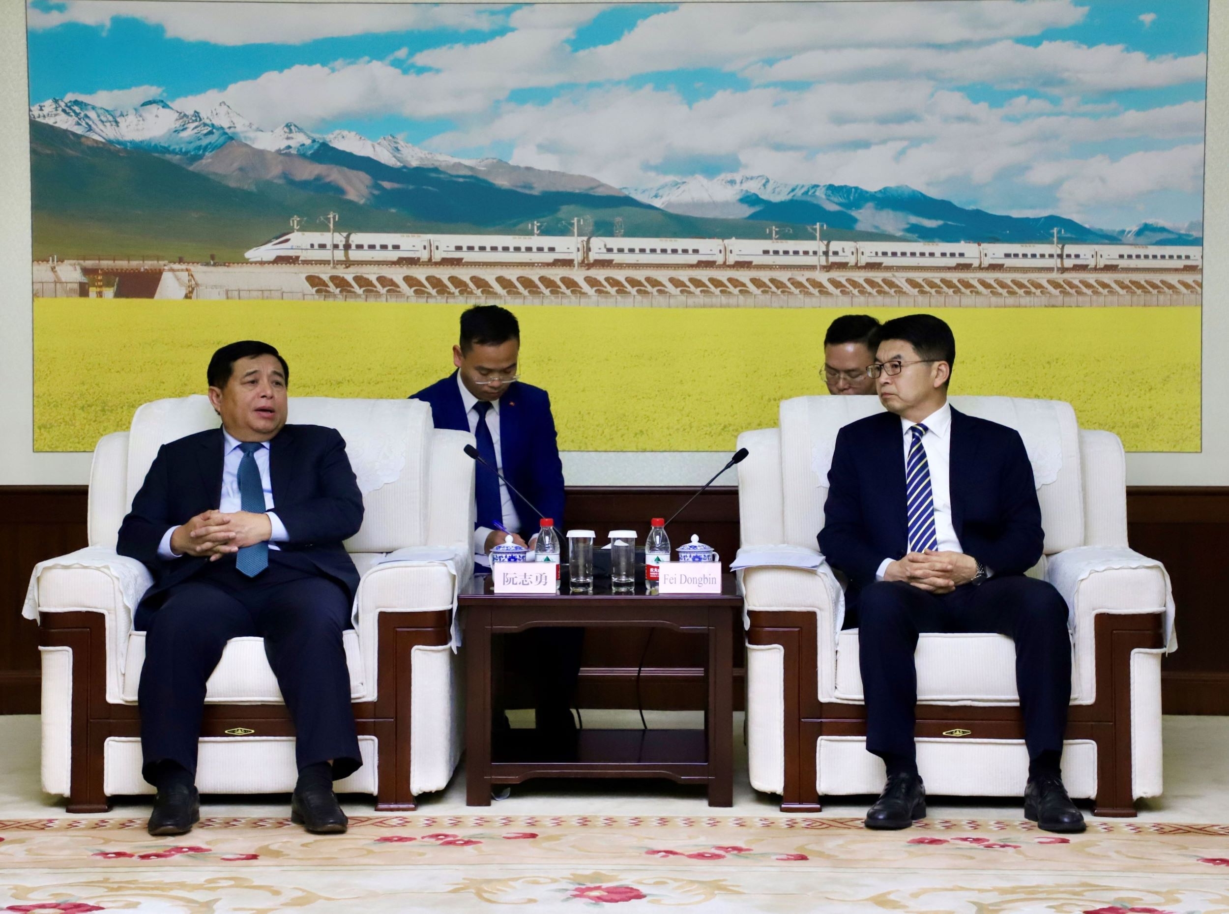 Nghiên cứu bài học của Trung Quốc về xây dựng hệ thống đường sắt tốc độ cao; phát triển mô hình khu thương mại tự do, trung tâm tài chính Nghiên cứu bài học của Trung Quốc về xây dựng hệ thống đường sắt tốc độ cao; phát triển mô hình khu thương mại tự do, trung tâm tài chính