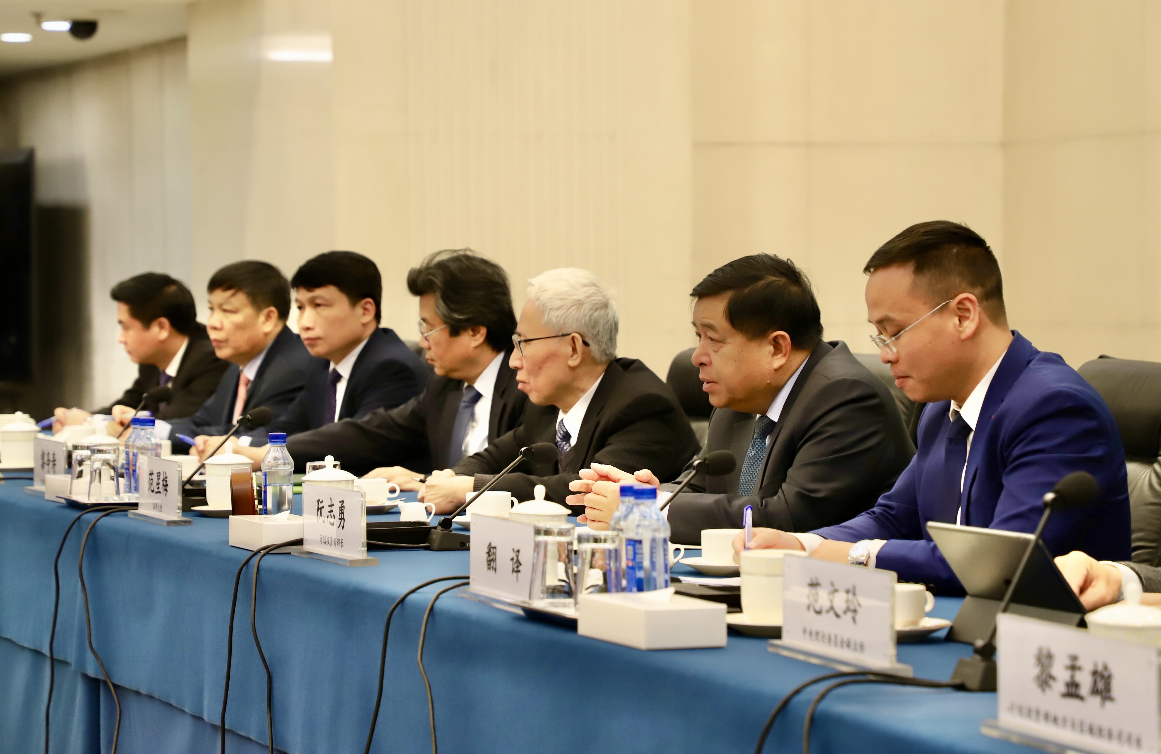 Nghiên cứu bài học của Trung Quốc về xây dựng hệ thống đường sắt tốc độ cao; phát triển mô hình khu thương mại tự do, trung tâm tài chính Nghiên cứu bài học của Trung Quốc về xây dựng hệ thống đường sắt tốc độ cao; phát triển mô hình khu thương mại tự do, trung tâm tài chính
