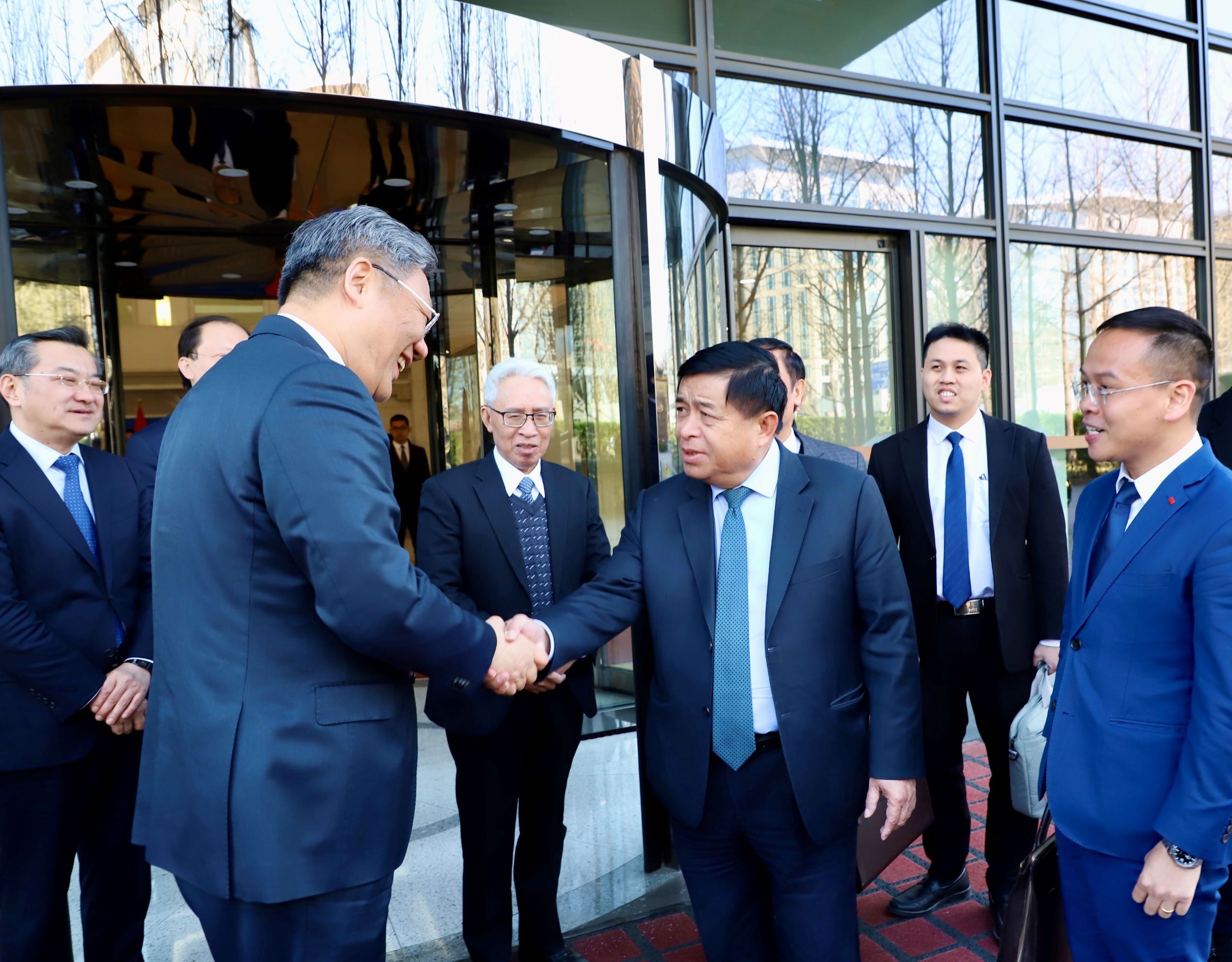 Nghiên cứu bài học của Trung Quốc về xây dựng hệ thống đường sắt tốc độ cao; phát triển mô hình khu thương mại tự do, trung tâm tài chính Nghiên cứu bài học của Trung Quốc về xây dựng hệ thống đường sắt tốc độ cao; phát triển mô hình khu thương mại tự do, trung tâm tài chính